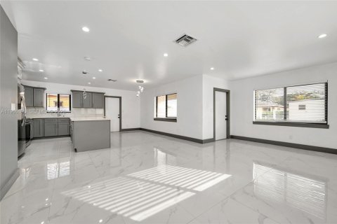 Casa en venta en Hollywood, Florida, 4 dormitorios, 158.31 m2 № 2028682 - foto 15