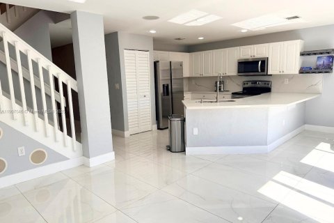 Touwnhouse à louer à Doral, Floride: 4 chambres, 176.89 m2 № 1967682 - photo 3