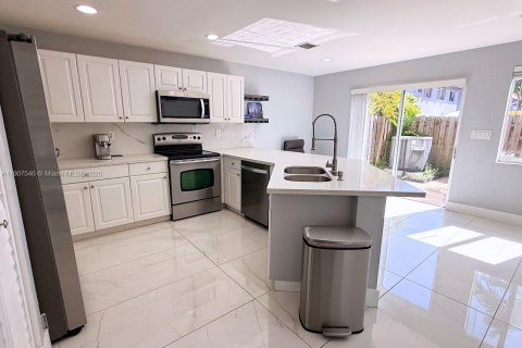 Touwnhouse à louer à Doral, Floride: 4 chambres, 176.89 m2 № 1967682 - photo 2