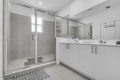 Casa en venta en Miami, Florida, 5 dormitorios, 279.82 m2 № 2042369 - foto 20