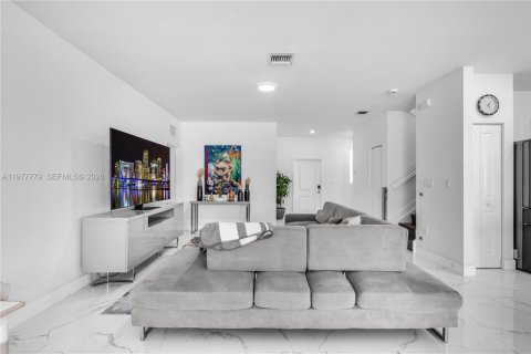 Casa en venta en Miami, Florida, 5 dormitorios, 279.82 m2 № 2042369 - foto 7