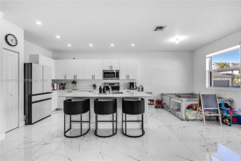 Casa en venta en Miami, Florida, 5 dormitorios, 279.82 m2 № 2042369 - foto 8