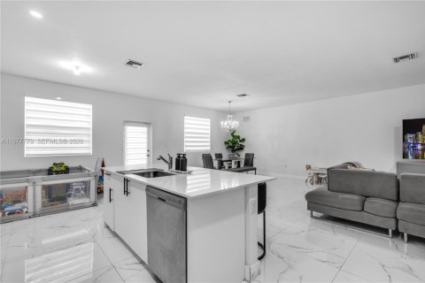 Casa en venta en Miami, Florida, 5 dormitorios, 279.82 m2 № 2042369 - foto 11
