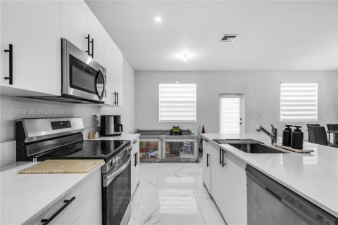 Casa en venta en Miami, Florida, 5 dormitorios, 279.82 m2 № 2042369 - foto 12