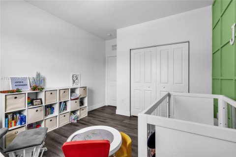 Casa en venta en Miami, Florida, 5 dormitorios, 279.82 m2 № 2042369 - foto 27