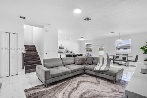 Casa en venta en Miami, Florida, 5 dormitorios, 279.82 m2 № 2042369 - foto 6