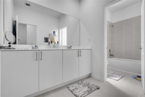 Casa en venta en Miami, Florida, 5 dormitorios, 279.82 m2 № 2042369 - foto 30