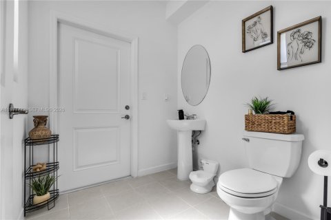 Casa en venta en Miami, Florida, 5 dormitorios, 279.82 m2 № 2042369 - foto 15