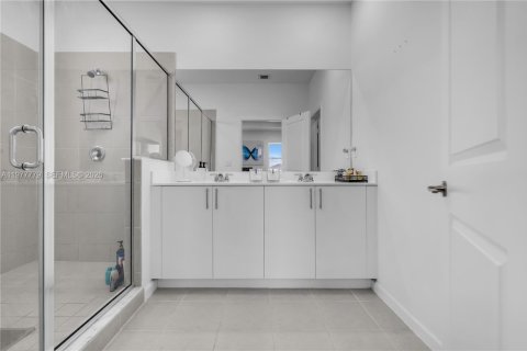 Casa en venta en Miami, Florida, 5 dormitorios, 279.82 m2 № 2042369 - foto 21