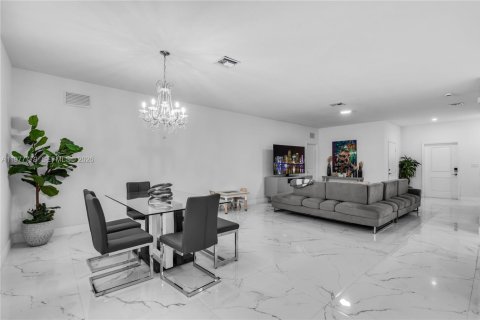 Casa en venta en Miami, Florida, 5 dormitorios, 279.82 m2 № 2042369 - foto 14