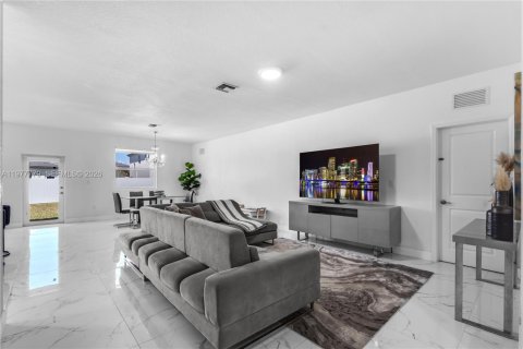 Casa en venta en Miami, Florida, 5 dormitorios, 279.82 m2 № 2042369 - foto 5