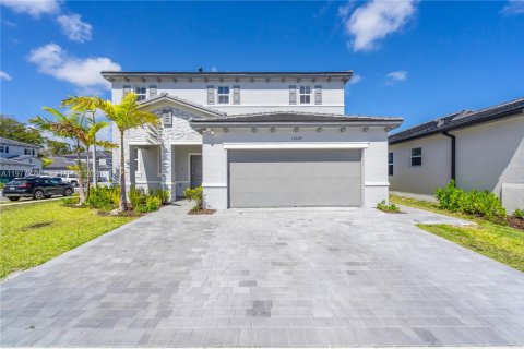 Casa en venta en Miami, Florida, 5 dormitorios, 279.82 m2 № 2042369 - foto 4