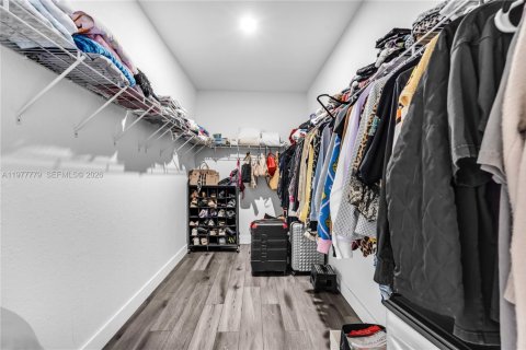 Casa en venta en Miami, Florida, 5 dormitorios, 279.82 m2 № 2042369 - foto 18