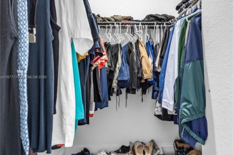 Casa en venta en Miami, Florida, 5 dormitorios, 279.82 m2 № 2042369 - foto 24