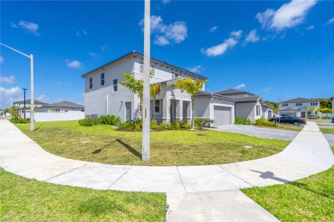 Casa en venta en Miami, Florida, 5 dormitorios, 279.82 m2 № 2042369 - foto 2