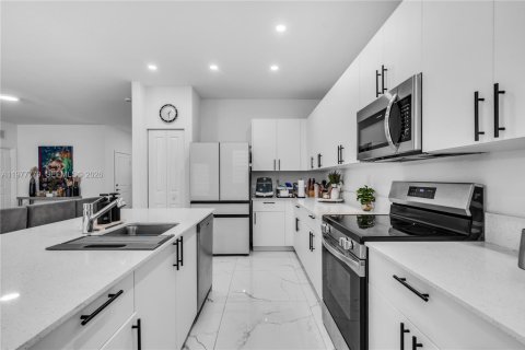 Casa en venta en Miami, Florida, 5 dormitorios, 279.82 m2 № 2042369 - foto 13