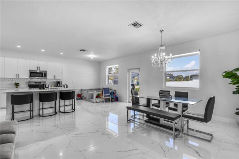 Casa en venta en Miami, Florida, 5 dormitorios, 279.82 m2 № 2042369 - foto 9