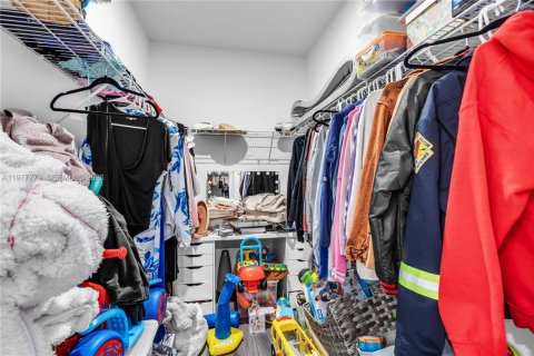 Casa en venta en Miami, Florida, 5 dormitorios, 279.82 m2 № 2042369 - foto 19