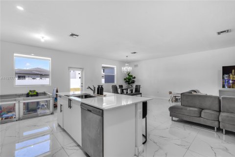 Casa en venta en Miami, Florida, 5 dormitorios, 279.82 m2 № 2042369 - foto 10