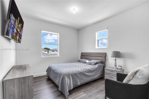 Casa en venta en Miami, Florida, 5 dormitorios, 279.82 m2 № 2042369 - foto 23