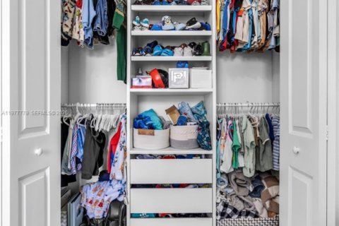 Casa en venta en Miami, Florida, 5 dormitorios, 279.82 m2 № 2042369 - foto 29