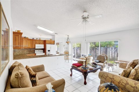 House in Miami, Florida 4 bedrooms, 170.01 sq.m. № 1971739 - photo 15