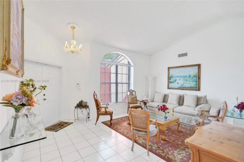 House in Miami, Florida 4 bedrooms, 170.01 sq.m. № 1971739 - photo 9