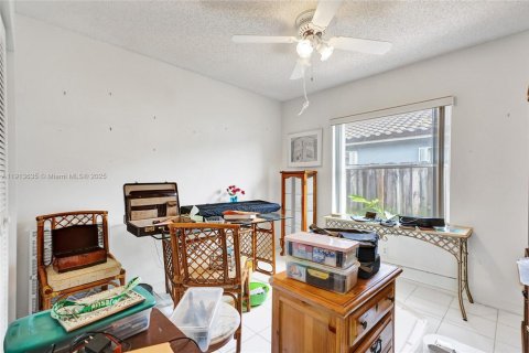 House in Miami, Florida 4 bedrooms, 170.01 sq.m. № 1971739 - photo 26