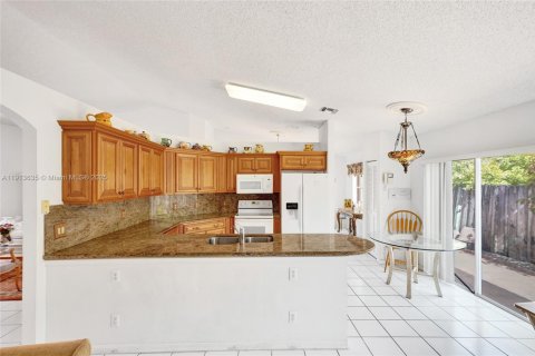 House in Miami, Florida 4 bedrooms, 170.01 sq.m. № 1971739 - photo 12