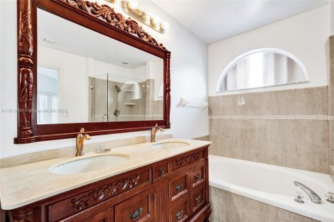 House in Miami, Florida 4 bedrooms, 170.01 sq.m. № 1971739 - photo 18