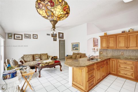 House in Miami, Florida 4 bedrooms, 170.01 sq.m. № 1971739 - photo 4