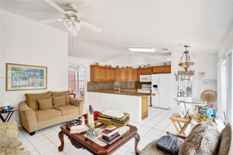 House in Miami, Florida 4 bedrooms, 170.01 sq.m. № 1971739 - photo 5