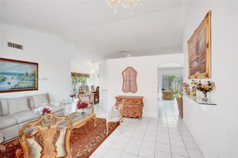 House in Miami, Florida 4 bedrooms, 170.01 sq.m. № 1971739 - photo 8