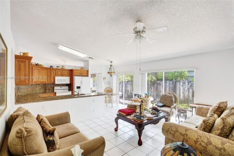 House in Miami, Florida 4 bedrooms, 170.01 sq.m. № 1971739 - photo 16