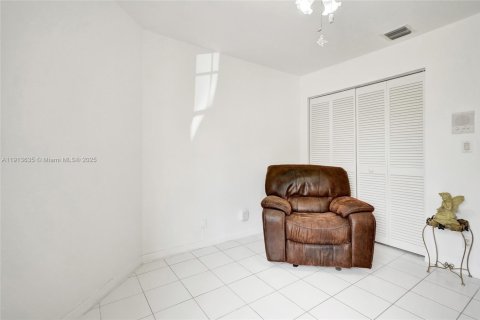 House in Miami, Florida 4 bedrooms, 170.01 sq.m. № 1971739 - photo 24