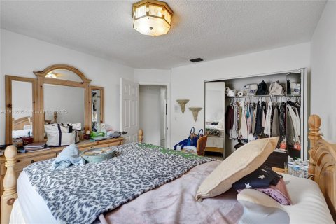 House in Miami, Florida 4 bedrooms, 170.01 sq.m. № 1971739 - photo 29