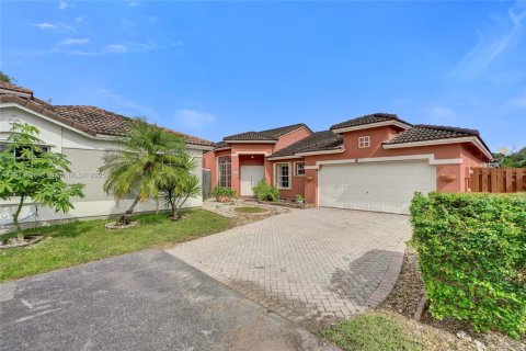 House in Miami, Florida 4 bedrooms, 170.01 sq.m. № 1971739 - photo 1