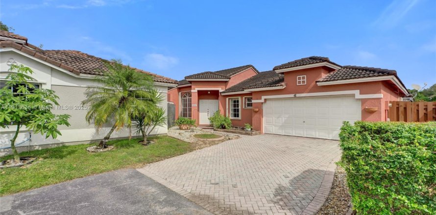 House in Miami, Florida 4 bedrooms, 170.01 sq.m. № 1971739