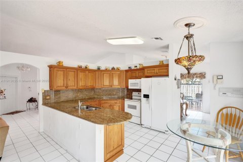 House in Miami, Florida 4 bedrooms, 170.01 sq.m. № 1971739 - photo 10