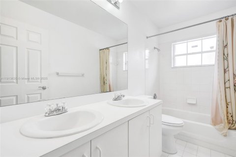 House in Miami, Florida 4 bedrooms, 170.01 sq.m. № 1971739 - photo 23