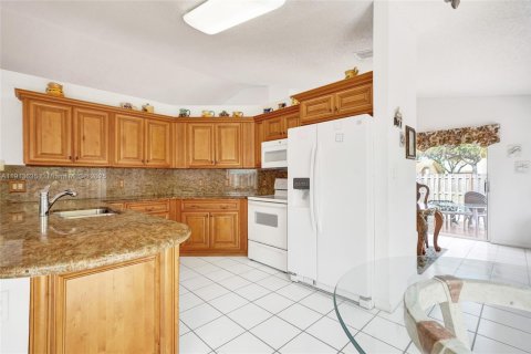 House in Miami, Florida 4 bedrooms, 170.01 sq.m. № 1971739 - photo 3