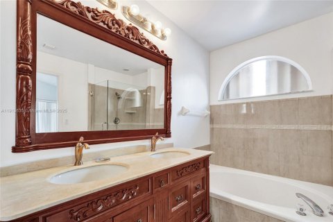 House in Miami, Florida 4 bedrooms, 170.01 sq.m. № 1971739 - photo 19