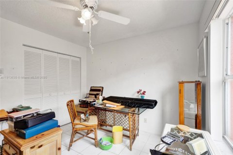 House in Miami, Florida 4 bedrooms, 170.01 sq.m. № 1971739 - photo 28