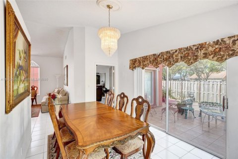 House in Miami, Florida 4 bedrooms, 170.01 sq.m. № 1971739 - photo 14