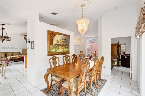 House in Miami, Florida 4 bedrooms, 170.01 sq.m. № 1971739 - photo 13