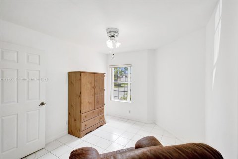 House in Miami, Florida 4 bedrooms, 170.01 sq.m. № 1971739 - photo 22