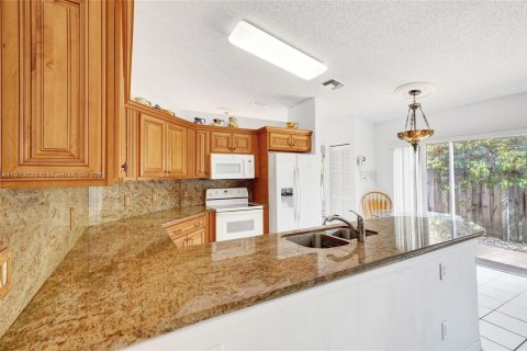 House in Miami, Florida 4 bedrooms, 170.01 sq.m. № 1971739 - photo 11