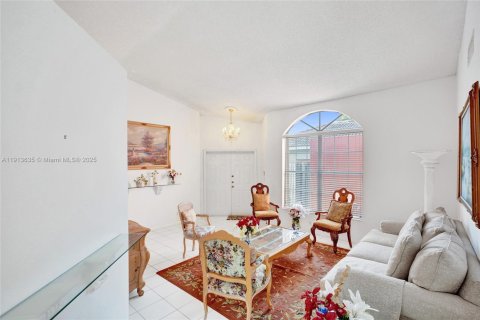 House in Miami, Florida 4 bedrooms, 170.01 sq.m. № 1971739 - photo 7