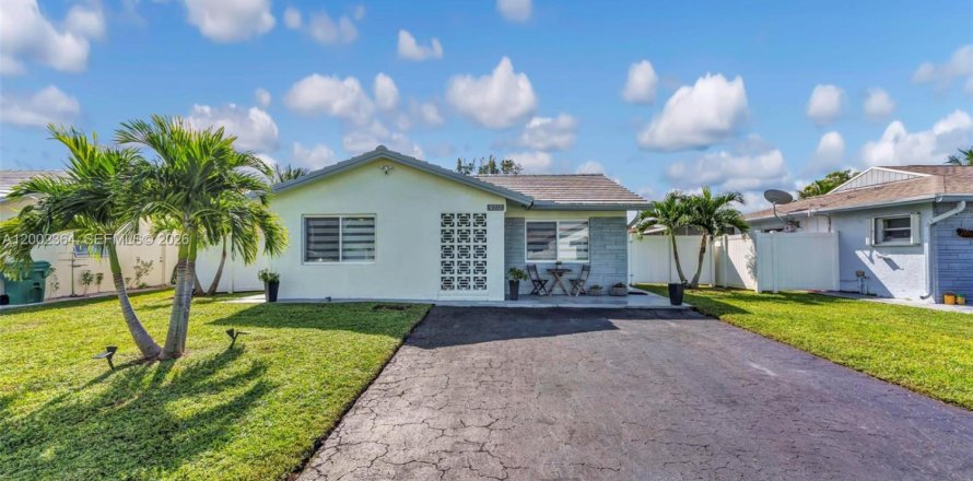 Casa en Tamarac, Florida 3 dormitorios, 111.85 m2 № 2072575
