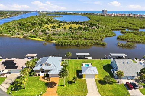 House in Flagler Beach, Florida 2 bedrooms, 175.77 sq.m. № 2302293 - photo 3